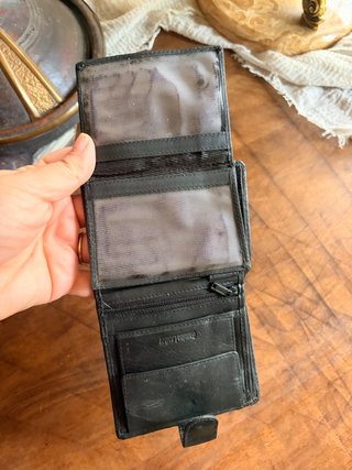 Cartera de piel negra