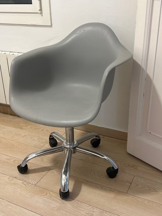 Silla de oficina gris con ruedas