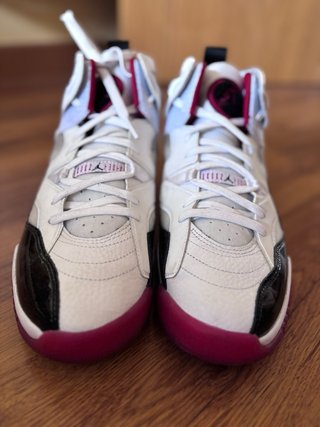 Zapatos Jordan Blancos y Rojos