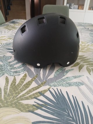 Casco para patinar negro