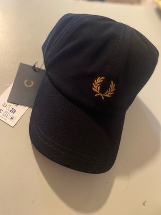 Gorra Fred Perry Negra con Logo Dorado