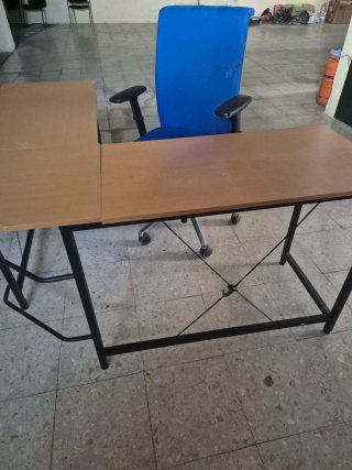 Mesa de oficina y silla azul/marrón