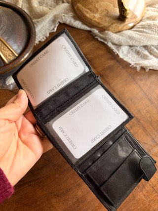 Cartera de piel negra con cierre