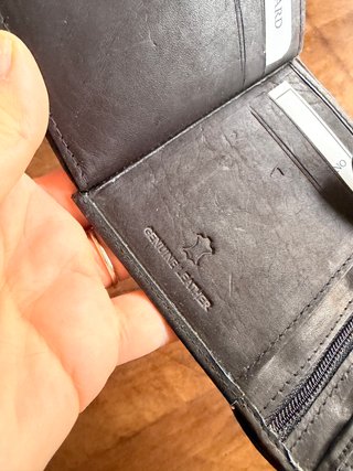 Cartera de piel negra con cierre