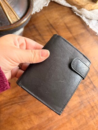 Cartera de piel negra con cierre