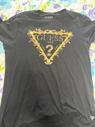 Camiseta Guess Negra con Logo Dorado
