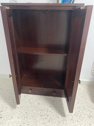 Mueble de baño de madera marrón