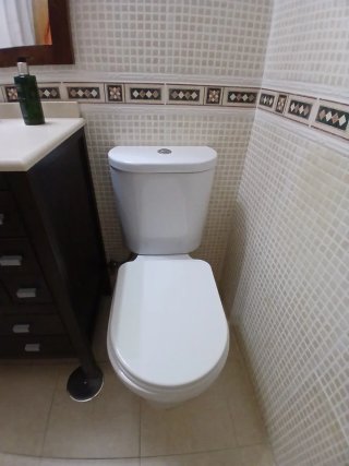 Mueble baño madera, sanitarios y grifos.