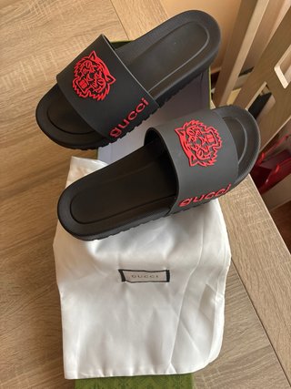 Chanclas Gucci Negras con Detalle Tigre Rojo