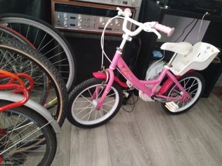 Bicicleta infantil rosa con cesta