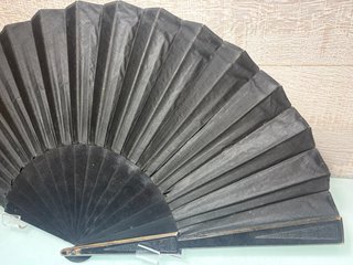 Abanico pericón seda negra y varillaje de madera