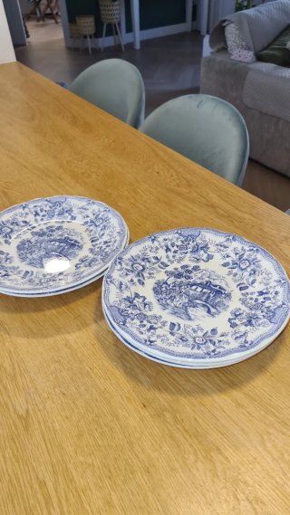 Juego de platos de cerámica azul y blanco