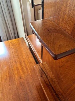 Cómoda de madera con espejo