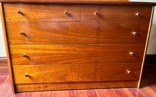Cómoda de madera con espejo