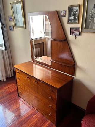 Cómoda de madera con espejo