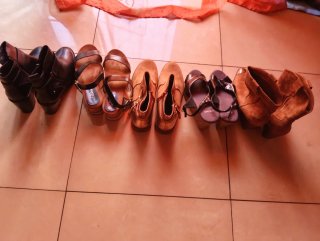 Botas y sandalias negras y marrones