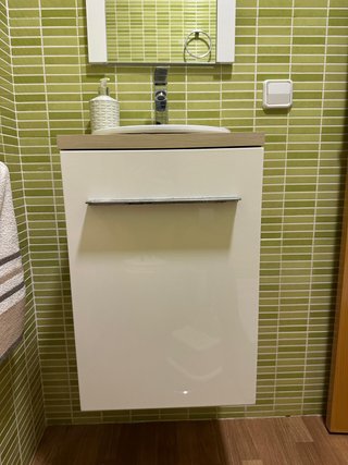 Mueble de baño suspendido con lavabo y grifo