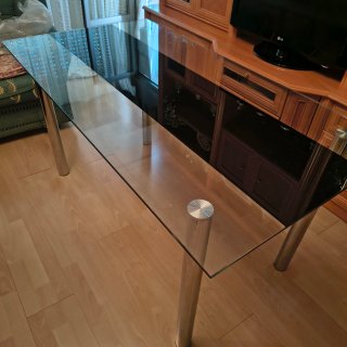 Mesa de cristal y metal