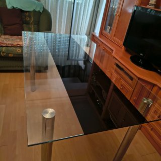 Mesa de cristal y metal