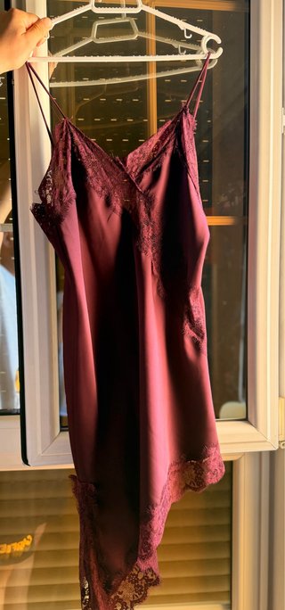 Blusa color borgoña, de satín, con encaje