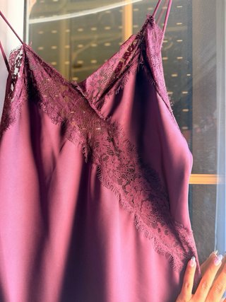 Blusa color borgoña, de satín, con encaje