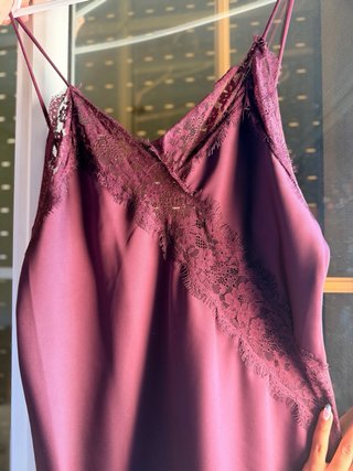 Blusa color borgoña, de satín, con encaje