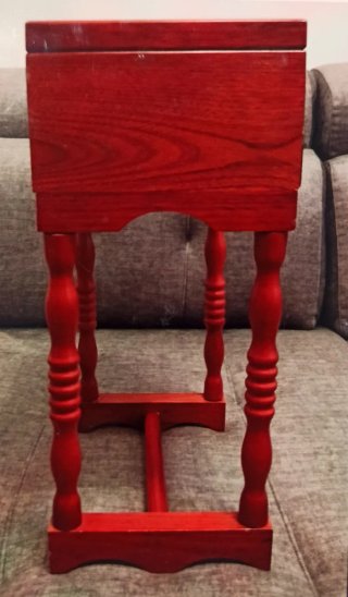 Costurero de madera alto