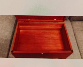 Costurero de madera alto