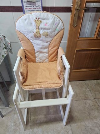Trona de madera con cojín y bandeja