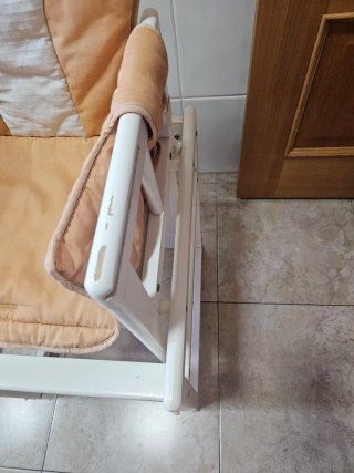 Trona de madera con cojín y bandeja