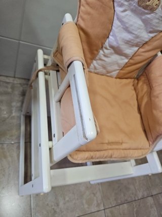 Trona de madera con cojín y bandeja