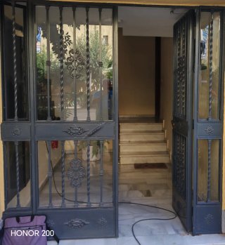 Puerta Metálica con Cristales