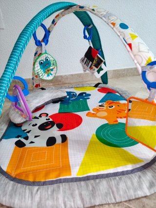 Manta de actividades para bebé con arcos y juguete