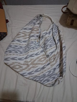 Bolso de tela estampado beige y gris