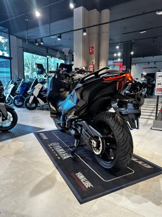 Yamaha TMAX 560 Maxi Scooter Negra