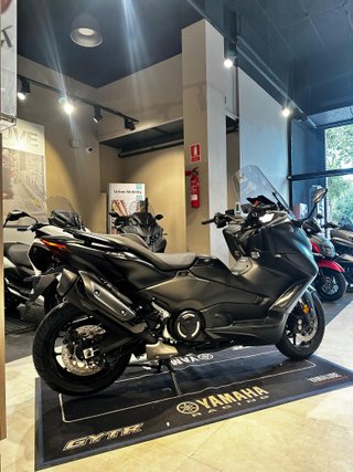 Yamaha TMAX 560 Maxi Scooter Negra