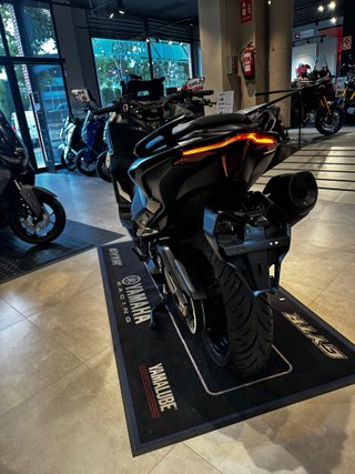Yamaha TMAX 560 Maxi Scooter Negra