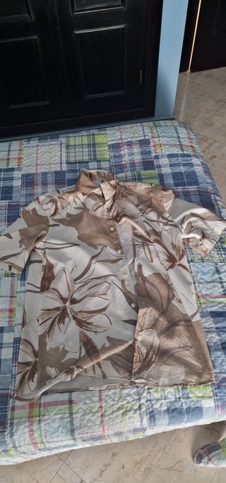 Camisa Zara flores beige y marrón
