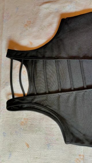 Camiseta negra tirantes cruzados Talla L. 2 €