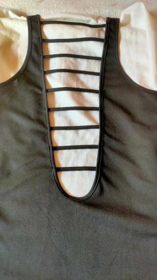 Camiseta negra tirantes cruzados Talla L. 2 €