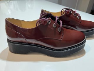 Zapato PIEL Mujer Burdeos suela negra.