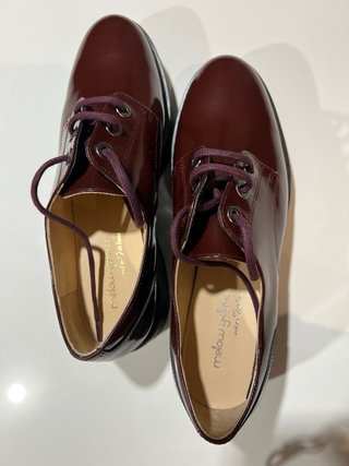 Zapato PIEL Mujer Burdeos suela negra.