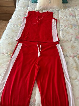 Conjunto deportivo rojo y blanco