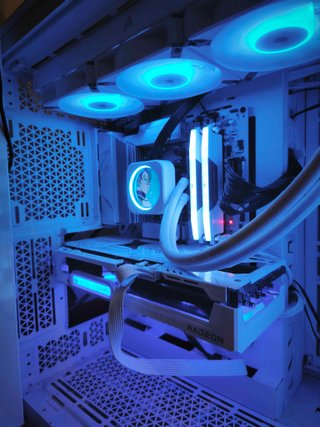 RX 9070 XT Steel Legend Radeon blanca