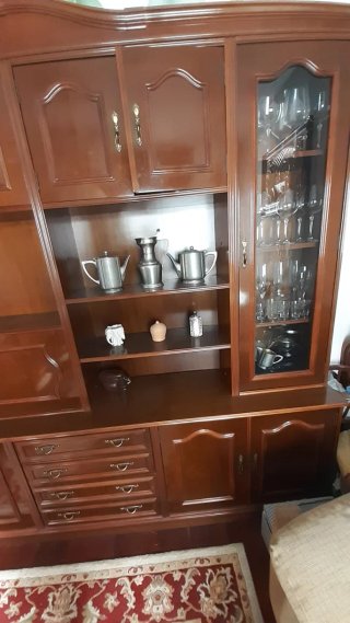 Armario de madera y cristaleras marrón