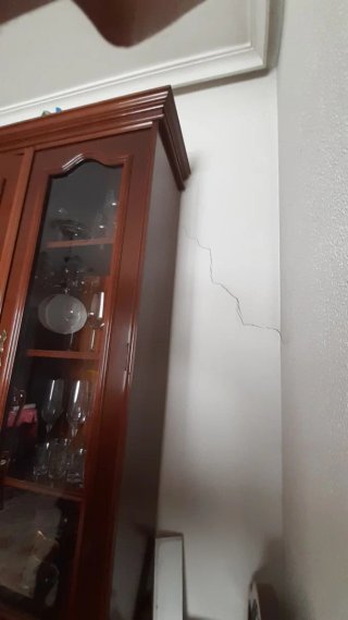 Armario de madera y cristaleras marrón