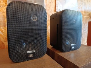 Altavoces JBL Control One Negros