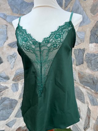 Top lencero verde esmeralda con encaje