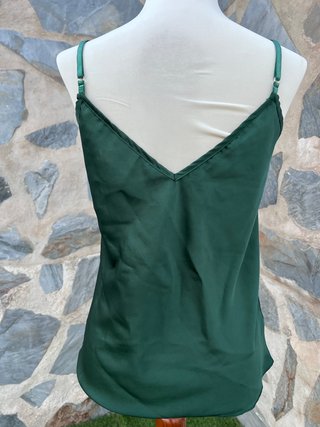 Top lencero verde esmeralda con encaje