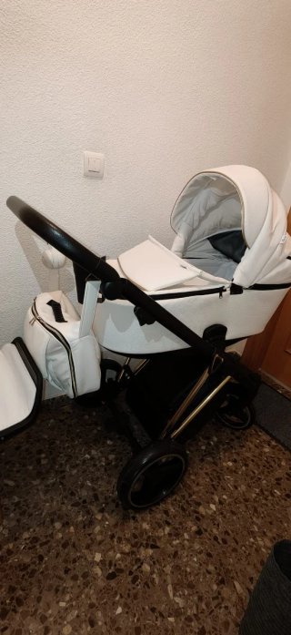Carrito de bebé blanco